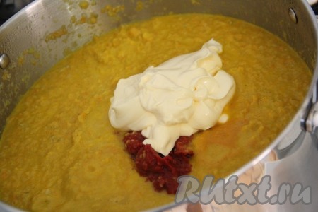  Затем добавить в овощную смесь томатную пасту и майонез. Всё хорошо перемешать и поставить обратно на огонь. Варить кабачковую икру на медленном огне 40 минут.