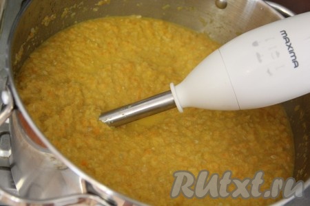 Варить овощную смесь, периодически помешивая, 1,5 часа с момента закипания. Как только смесь закипит, огонь лучше убавить до среднего, пусть наша икра томится. По истечении времени снять кастрюлю с овощной смесью с огня и измельчить смесь с помощью погружного блендера до однородного, ровного состояния.