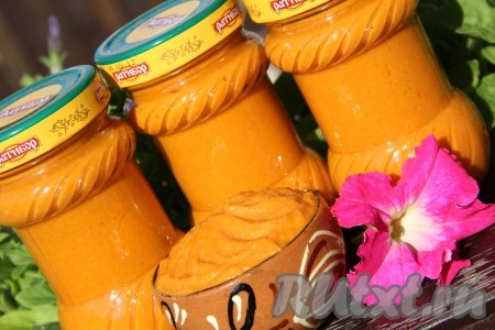 Хранить аппетитную, вкусную кабачковую икру, приготовленную с майонезом, в тёмном и прохладном месте. Зимой такая закуска порадует и яркими красками, и прекрасным вкусом.