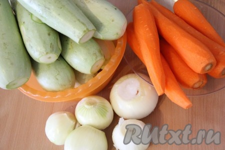 Кабачки вымыть (если кабачки молодые, кожуру можно не очищать). Лук и морковь очистить.
