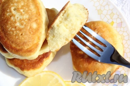 Оладьи, приготовленные на кефире без добавления яиц, получаются очень пышными и не опадают после того, как остынут. Сметана, сироп станут прекрасным дополнением к этим оладушкам.