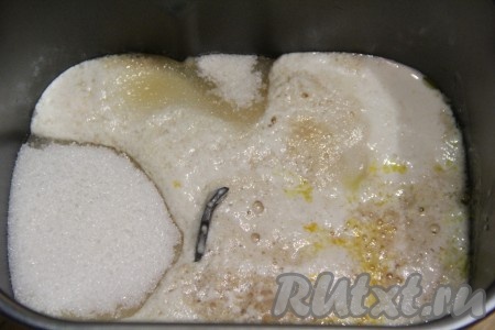 Затем влить опару, добавить сахар и ванильный сахар.