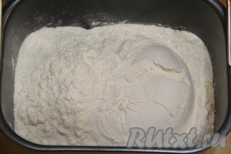 Затем всыпать просеянную муку и добавить соль. Выставить режим "Замес теста". У меня этот режим занимает 1,5 часа.