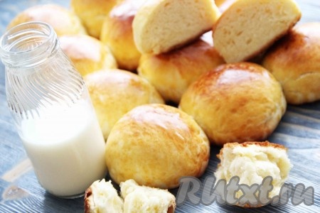 Готовые булочки слегка остудить и снять с противня. Наши вкусные, ванильные булочки, так напоминающие те, что я покупала в детстве по 9 копеек, можно подавать к столу. Уж очень они хороши с холодным молочком.
