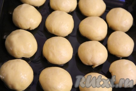 Из теста сформировать круглые булочки. Выложить их на противень, смазанный растительным маслом. Ванильные булочки нужно выкладывать на небольшом расстоянии друг от друга, с учётом, что они увеличатся в объёме.&nbsp;Накрыть противень с булочками полотенцем и оставить в тепле на 1 час.
