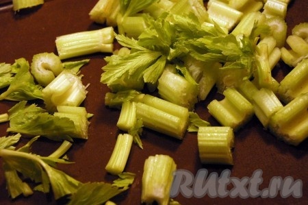 Нарезать черешковый сельдерей.
