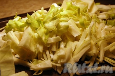 Нарезать свежую капусту.