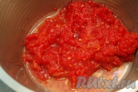 Помидоры измельчить до состояния пюре. 