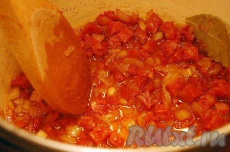 Копчёную колбасу лучше взять пожирнее, нарезать её достаточно мелко, добавить в кастрюлю с обжаренными луком с чесноком. Обжаривать колбасу 3-5 минут, не забывая помешивать.