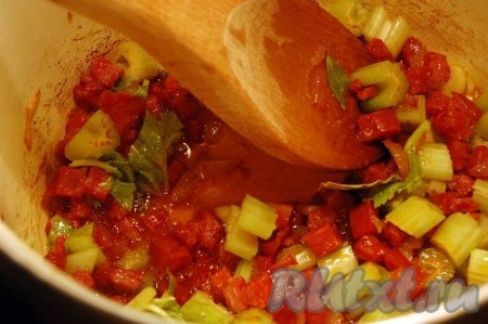 Затем добавить сельдерей и помидоры, обжаривать, помешивая, минут 5.