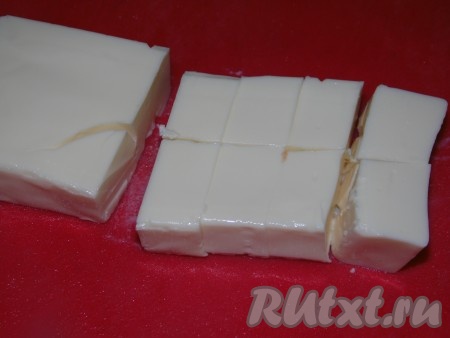 Когда картошка сварится, нарезанный плавленный сырок отправить в суп с лисичками, перемешать и варить на маленьком огне.&nbsp;
