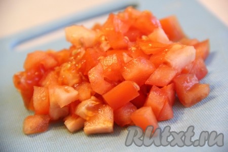 Помидор вымыть и мелко нарезать.