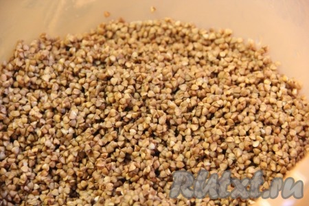 Гречку перебрать, убирая некачественные зёрнышки, затем тщательно промыть водой, лишней жидкости дать стечь.