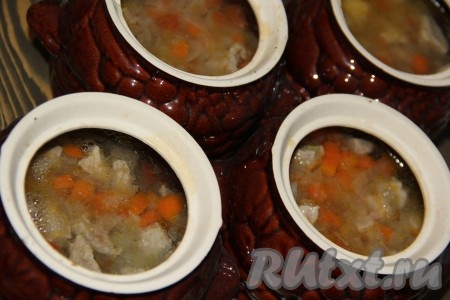 Далее разлить по горшочкам 250 миллилитров подсоленной воды. Вода должна полностью покрывать свинину с гречкой.