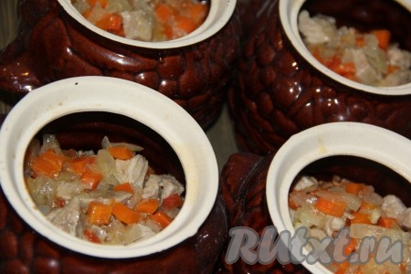 Затем разложить свинину с овощами по горшочкам с гречкой.