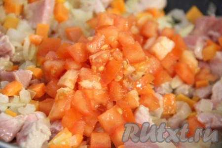 Добавить помидор к овощам и мясу, перемешать. Если будете готовить без помидора, тогда просто пропустите этот шаг.