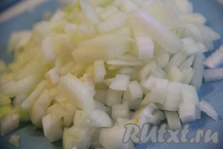  Лук почистить и мелко нарезать.&nbsp;