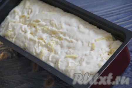 Тесто хорошо поднимется. Поставить форму с тестом в разогретую духовку и выпекать при 200 градусах примерно 40-45 минут. Сырный хлеб должен хорошо подрумяниться.