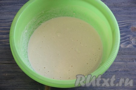 Перемешать тесто ложкой. Оставить в тепле на 40 минут.