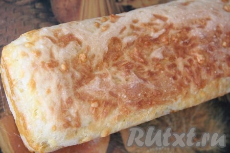 Хлебушек слегка остудить, а затем достать из формы. Очень вкусно!
