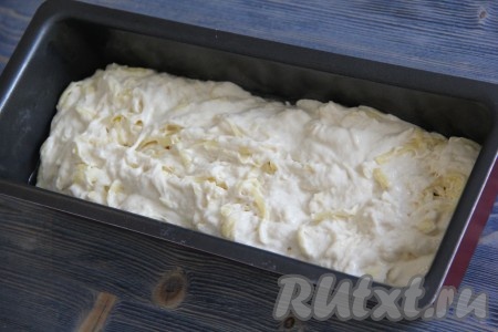 Готовое тесто выложить в форму, смазанную растительным маслом. Накрыть форму полотенцем и оставить тесто на 30 минут.

