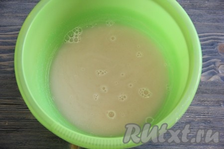 В глубокую миску влить дрожжи, добавить оставшиеся 300 мл воды (вода должна быть тёплая!). Всыпать соль и сахар.