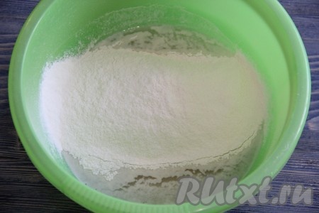 Всыпать 200 грамм просеянной муки.&nbsp;
