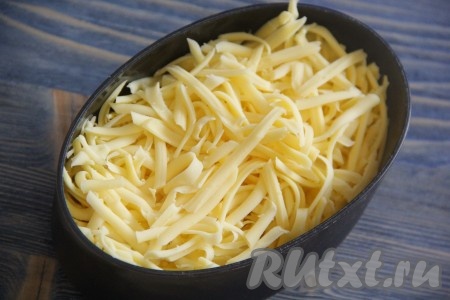 Сыр натереть на крупной тёрке. Кстати можно взять несколько видов сыра.
