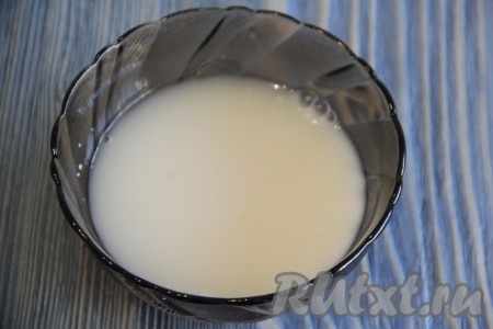 Дрожжи развести в 100 мл тёплой воды (воду берём из общего объёма воды!).