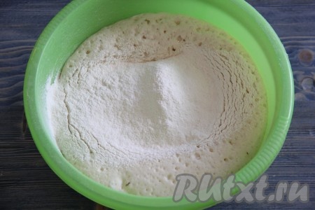 Всыпать остатки муки (муку обязательно просеять). 