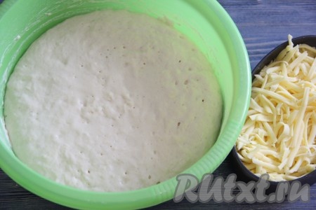 Наше тесто опять поднимется. Всыпать сыр в тесто.