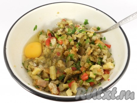 Получившуюся массу поперчить, посолить по вкусу, добавить яйцо и тщательно перемешать.
