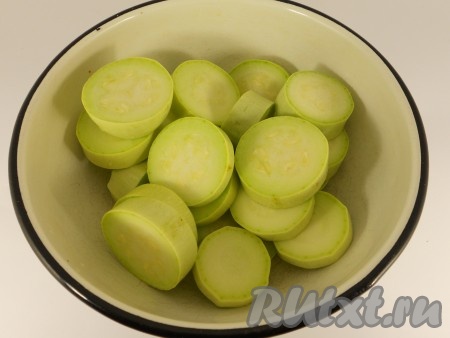 Кабачки помыть, нарезать кружочками, толщиной около 1-1,5 см.

