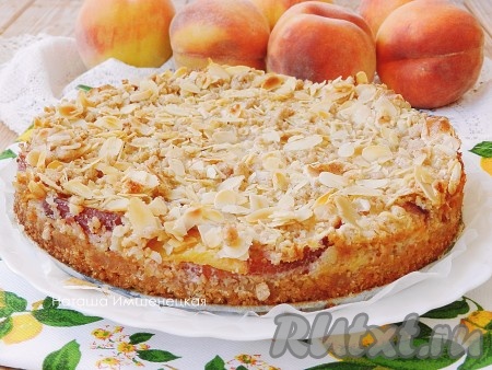 Насыпной пирог с овсяными хлопьями и персиками