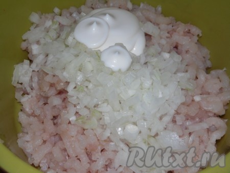 Репчатый лук очистить, нарезать мелко и добавить вместе с майонезом к рыбному фаршу.
