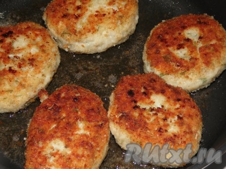 Жарить на раскалённой сковороде на растительном масле с двух сторон до золотистого цвета. Затем при желании можно добавить в сковороду немного воды и протушить котлеты под крышкой в течение 15-20 минут.
