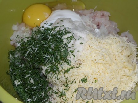 Мякиш булки замочить в тёплой воде или молоке минут на пять и, отжав от лишней жидкости, добавить к рыбному фаршу вместе с мелко нарезанной зеленью, яйцом, натёртым на мелкой тёрке сыром, солью и специями.
