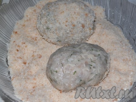 Хорошенько перемешать фарш до однородной массы, сформировать рыбные котлеты и обвалять в панировочных сухарях.
