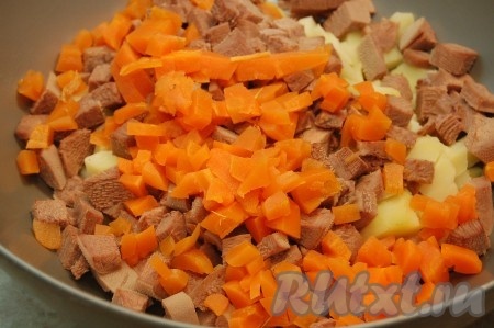 Теперь добавляем морковь, мелко нарезанную.