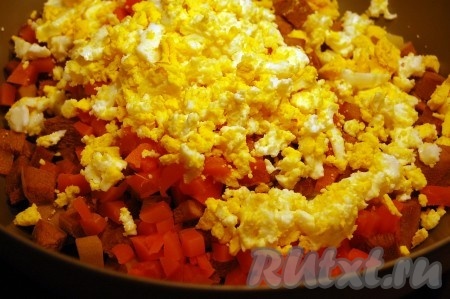 Яйца, размятые вилкой, добавляем к ранее нарезанным ингредиентам.