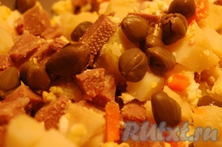 Добавим каперсы в салат.