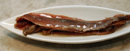 Приготовим анчоусы.