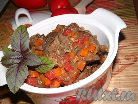 Куриная печень, тушёная с овощами на сковороде 
