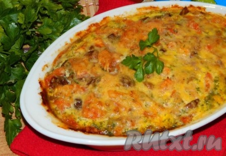 Вкусную, аппетитную запеканку, приготовленную из риса, фарша, грибов и помидоров, сразу же подать к столу.
