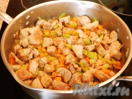 Затем влить немного горячей воды (чтобы она доходила примерно до половины содержимого сковороды), довести до кипения, уменьшить огонь и тушить свинину с овощами под крышкой 25-30 минут (до мягкости мяса), иногда помешивая.