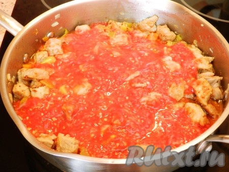 Когда мясо станет мягким, влить в сковороду томатное пюре, приправить солью и специями, если помидоры кисловаты, можно добавить немного сахара, перемешать. Довести до кипения и тушить на небольшом огне под крышкой 10-15 минут, несколько раз за это время блюдо нужно будет перемешать.