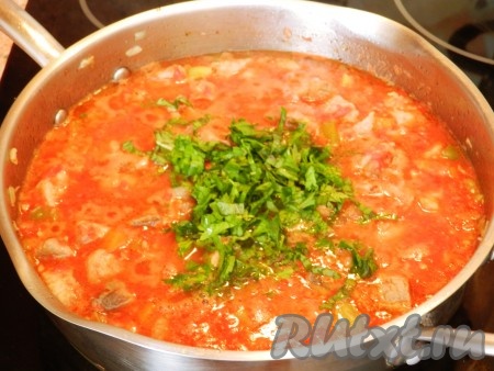 Добавить в гуляш из свинины, болгарского перца и помидоров нарубленную зелень, перемешать и снять с огня.&nbsp;