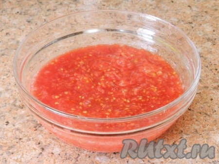 Помидоры натереть на крупной тёрке так, чтобы кожура осталась в руках. Кожуру выкинуть.