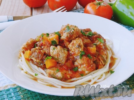 Очень вкусный, ароматный, сочный гуляш, приготовленный из свинины с болгарским перцем и помидорами, к столу подавать в горячем виде, дополнив гарниром (я подала со спагетти).