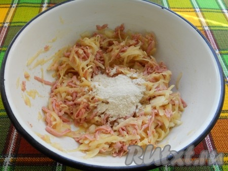 Всыпать муку и хорошо массу перемешать.